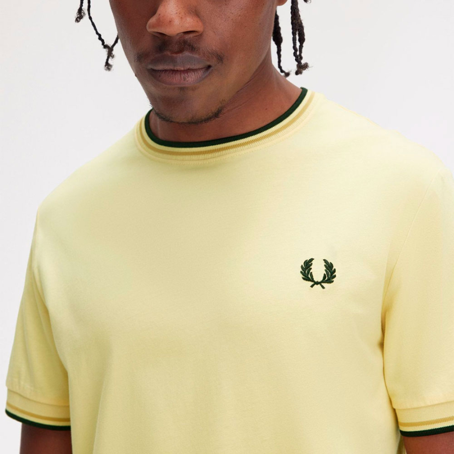 camiseta-com-acabamento-em-duas-listras