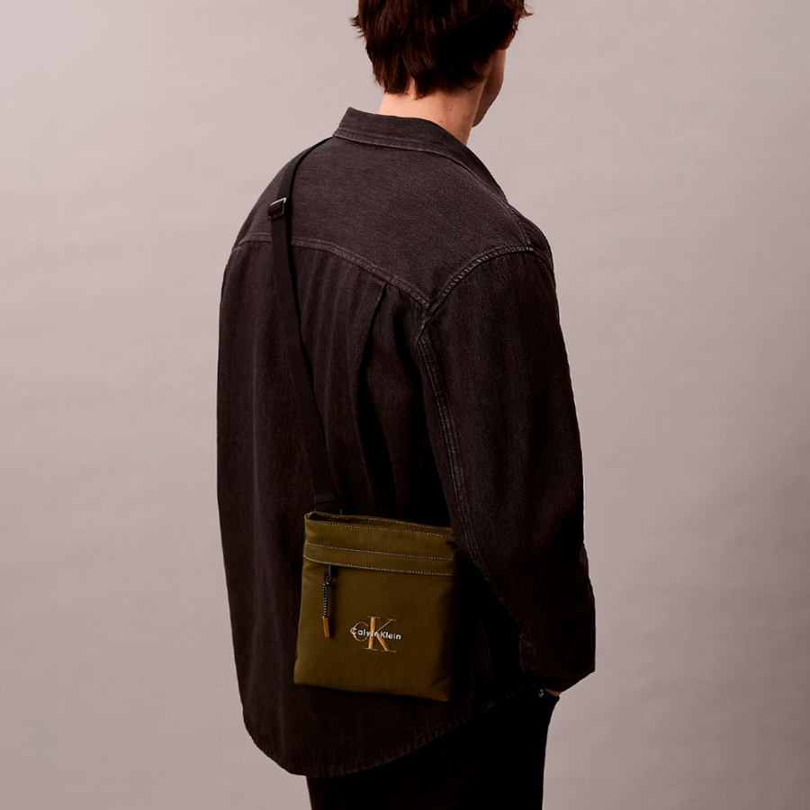 bolsa-de-nylon-plana-com-logotipo-de-monograma