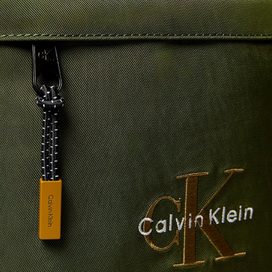 bolsa-plana-de-nailon-con-logo-monograma bolsa-plana-de-nailon-con-logo-monograma