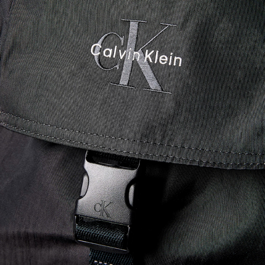 mochila-con-solapa-superior-de-nailon-con-logo-monograma mochila-con-solapa-superior-de-nailon-con-logo-monograma