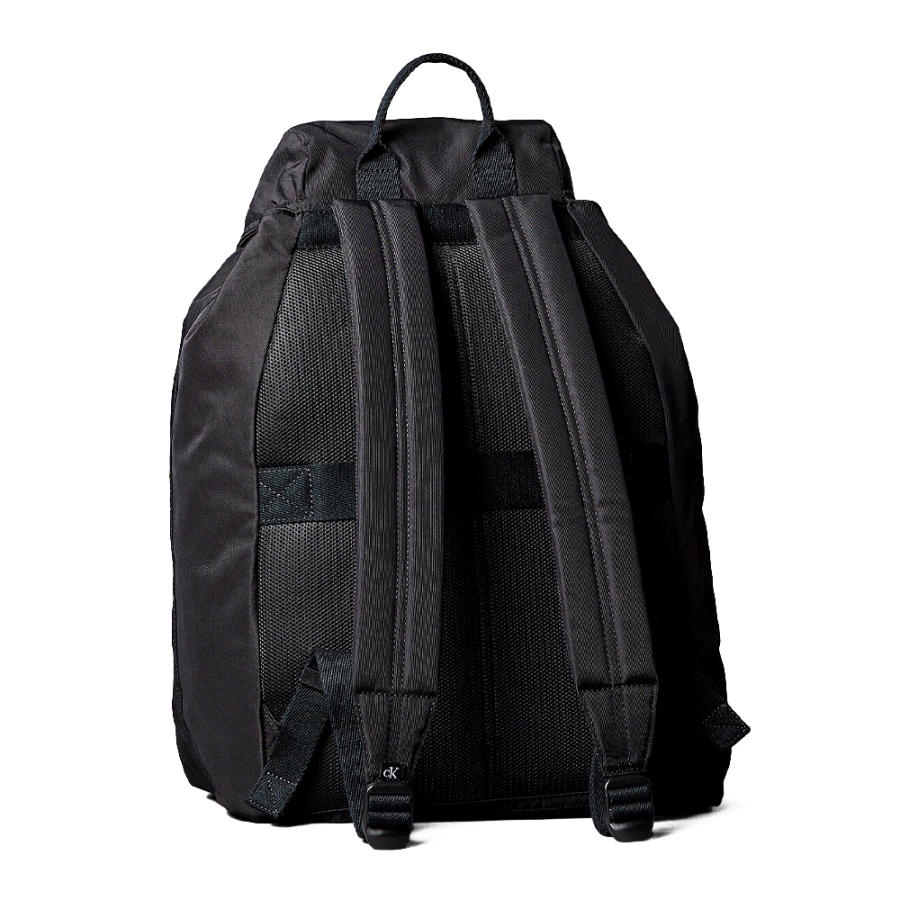 mochila-con-solapa-superior-de-nailon-con-logo-monograma mochila-con-solapa-superior-de-nailon-con-logo-monograma