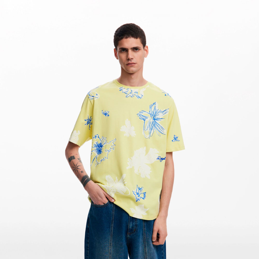 Camiseta manga curta com estampa de folhas Camiseta manga curta com estampa de folhas