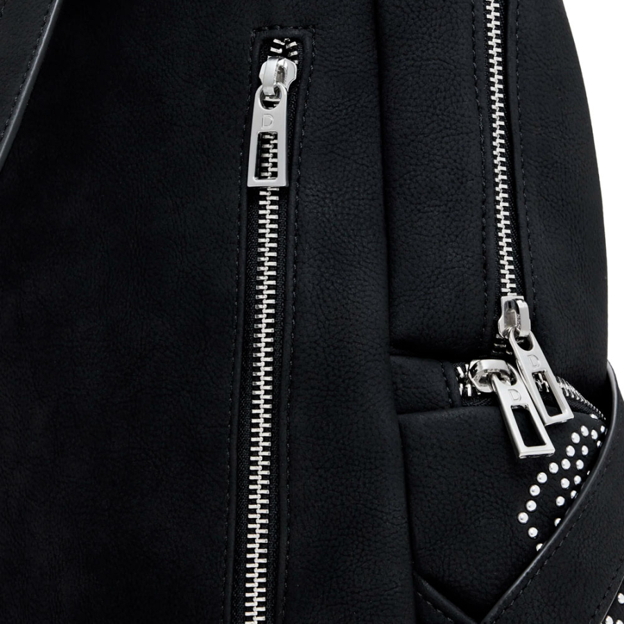 mochila-pequena-com-bolso-cravejado mochila-pequena-com-bolso-cravejado