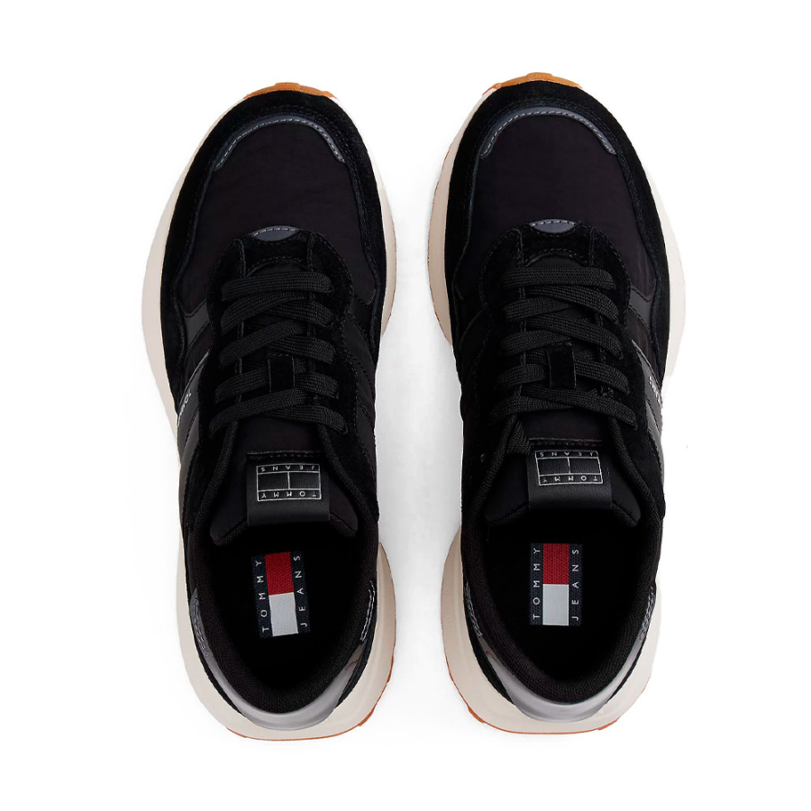 baskets-en-daim-avec-un-melange-de-textures