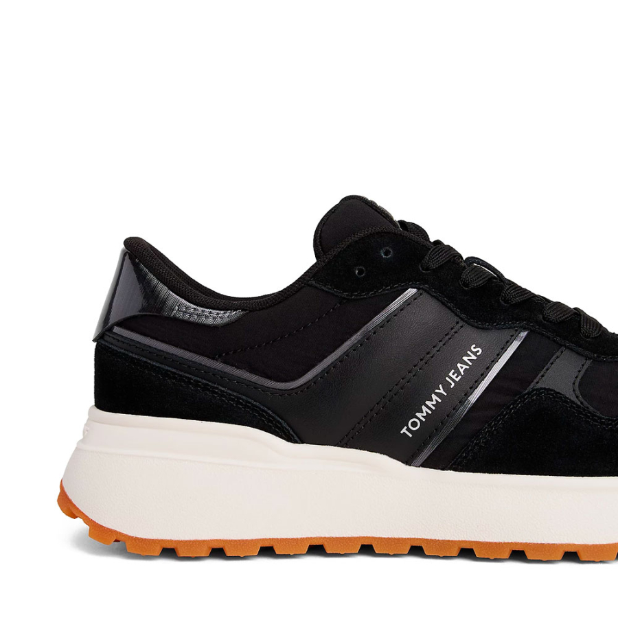 baskets-en-daim-avec-un-melange-de-textures