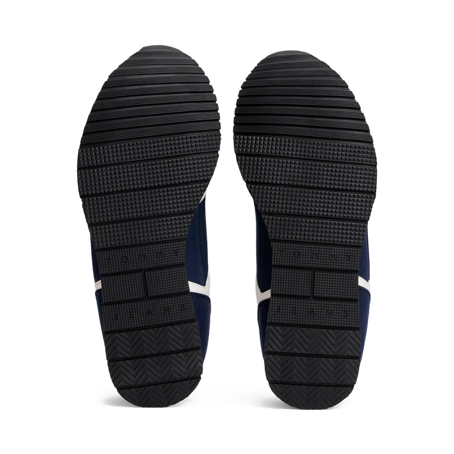 sneaker-mit-textur-mix