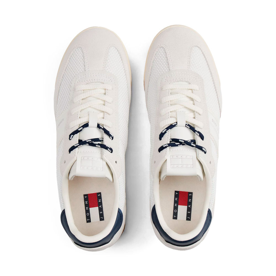 zapatillas-con-cordones-y-suela-dentada