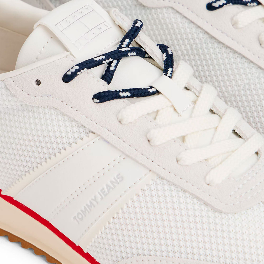 baskets-a-lacets-avec-semelles-crantees baskets-a-lacets-avec-semelles-crantees