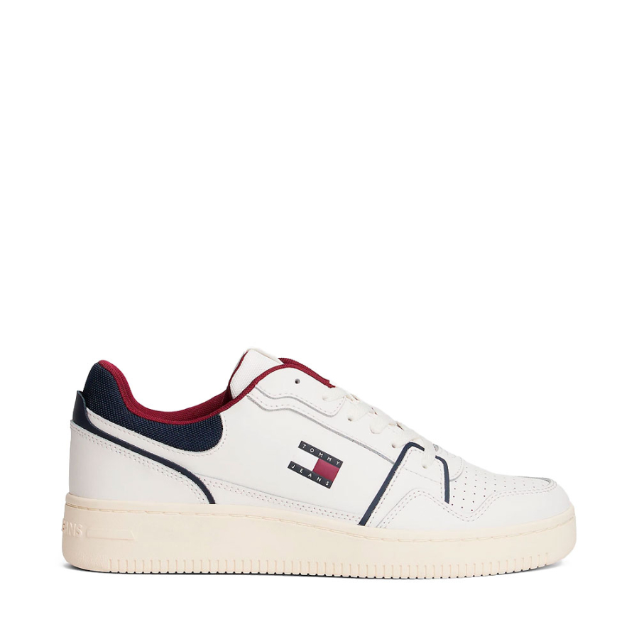 chaussures-de-basket-ball-a-semelle-fine-et-dentee chaussures-de-basket-ball-a-semelle-fine-et-dentee