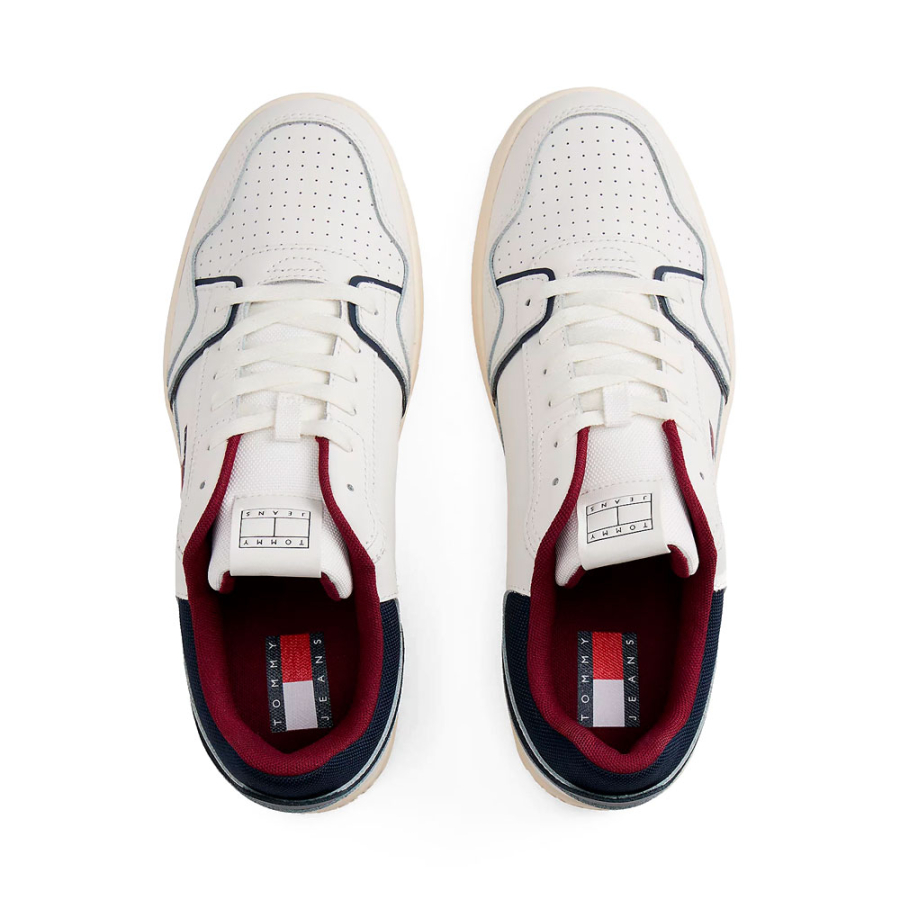 chaussures-de-basket-ball-a-semelle-fine-et-dentee chaussures-de-basket-ball-a-semelle-fine-et-dentee