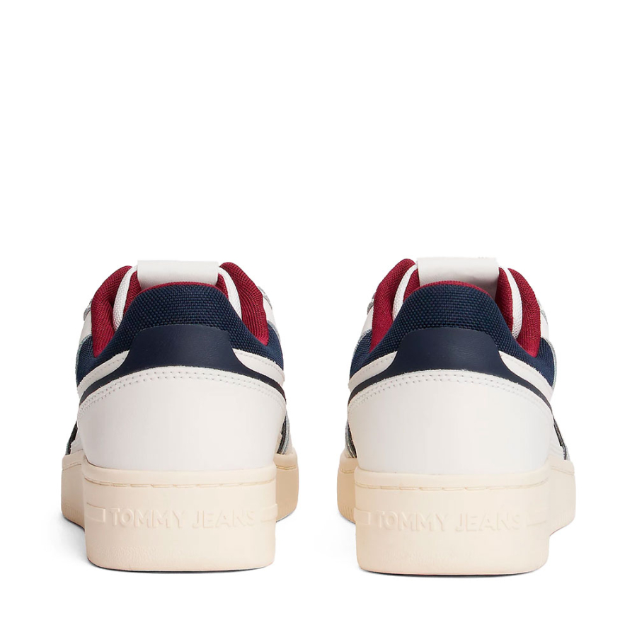 basketball-shoes-with-a-thin-toothed-sole