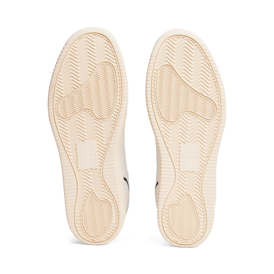 basketballschuhe-mit-dunner-gezahnter-sohle