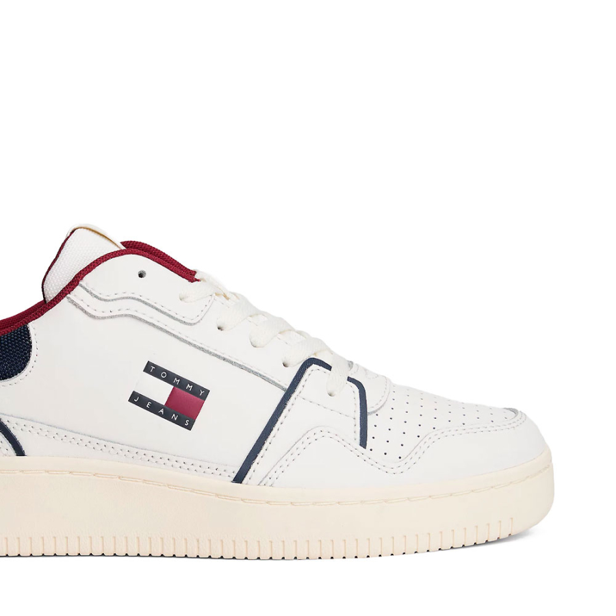 chaussures-de-basket-ball-a-semelle-fine-et-dentee chaussures-de-basket-ball-a-semelle-fine-et-dentee