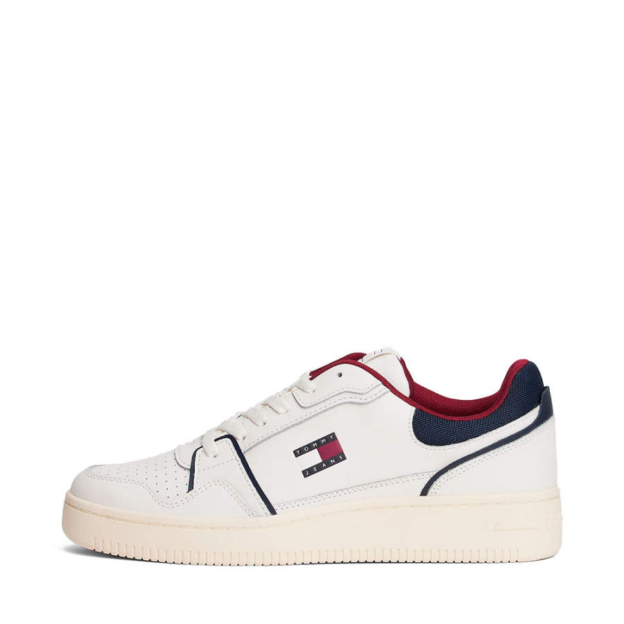 basketball-shoes-with-a-thin-toothed-sole