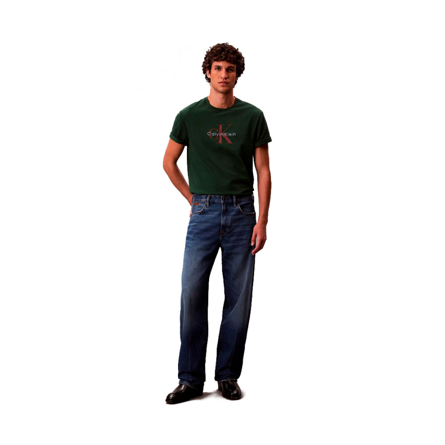 camiseta-com-logotipo-do-monograma