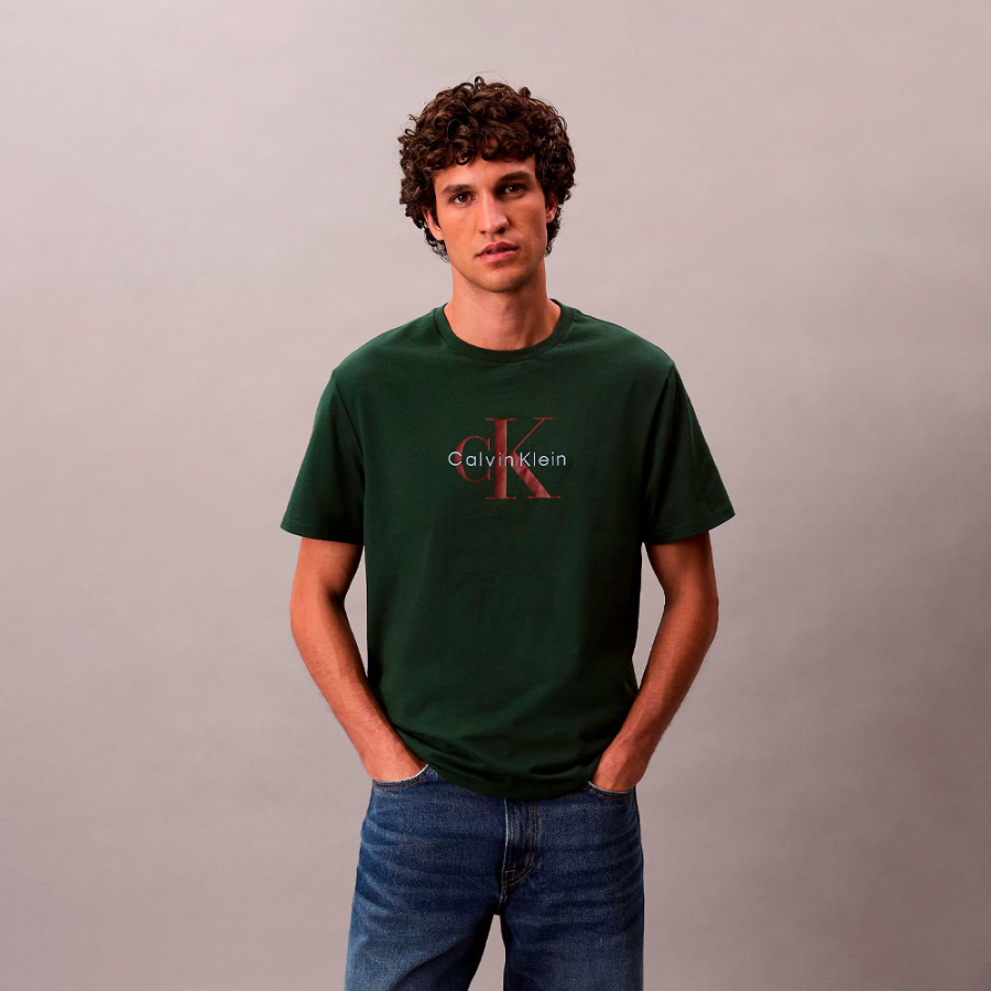 camiseta-com-logotipo-do-monograma