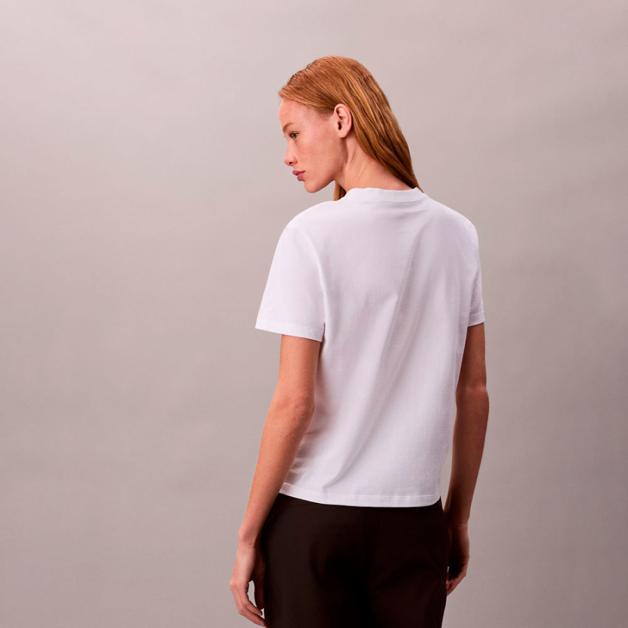 camiseta-con-logo-metalico-brillante