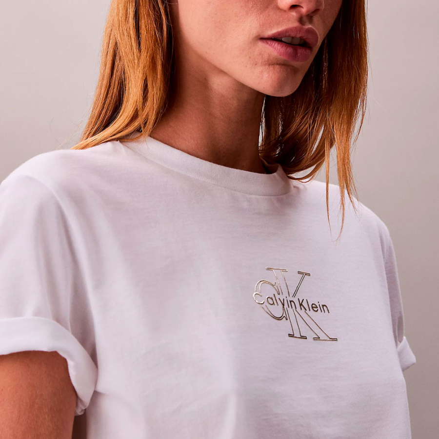 camiseta-con-logo-metalico-brillante