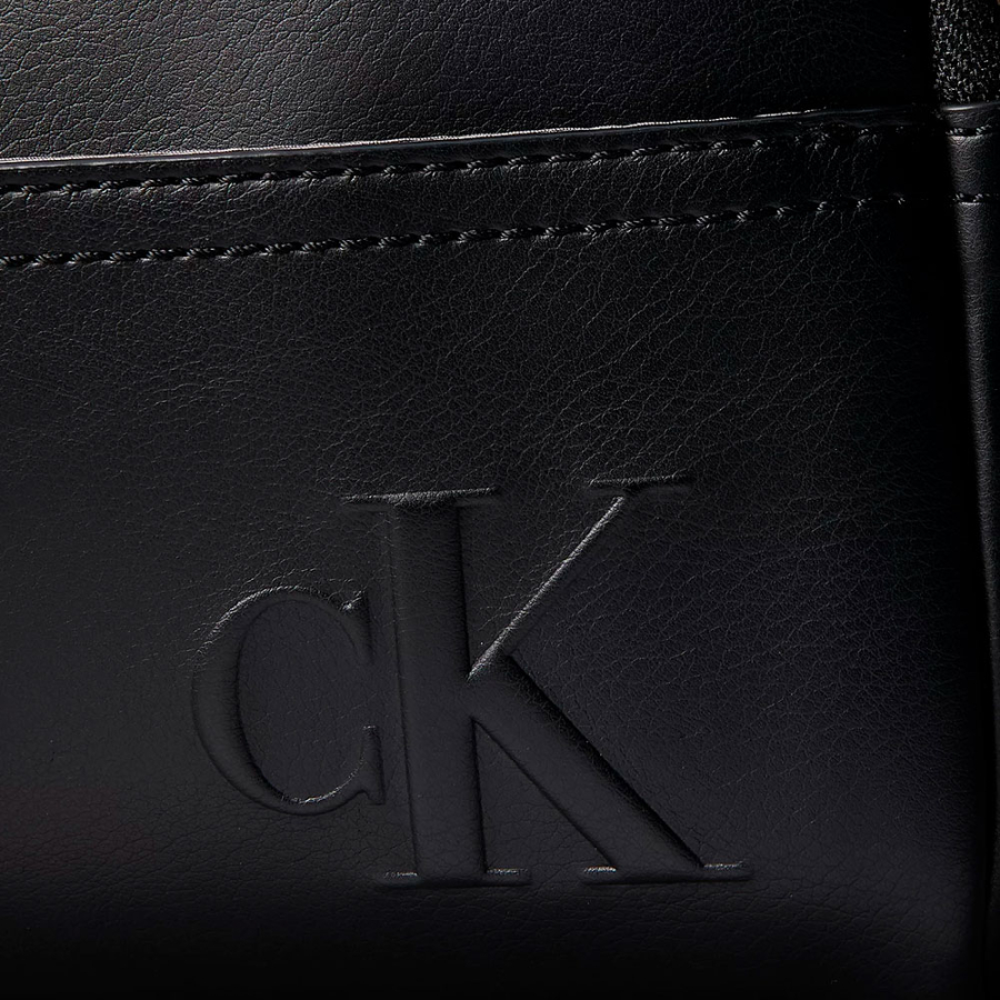 bolso-cruzado-con-logo-monograma-grabado