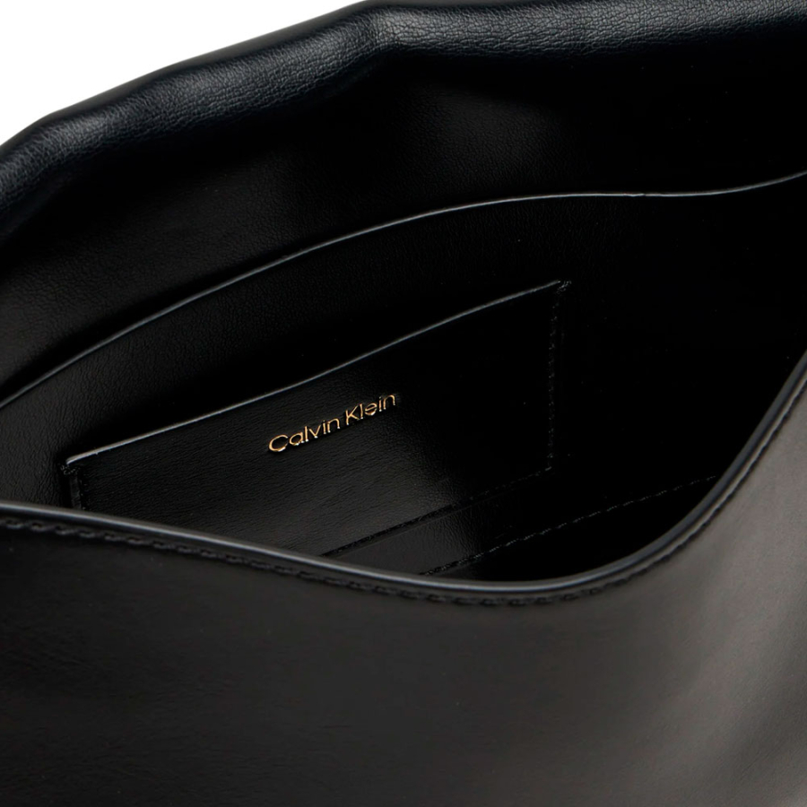 bolsa-de-ombro-com-corrente-de-ferragens-e-logotipo-monograma