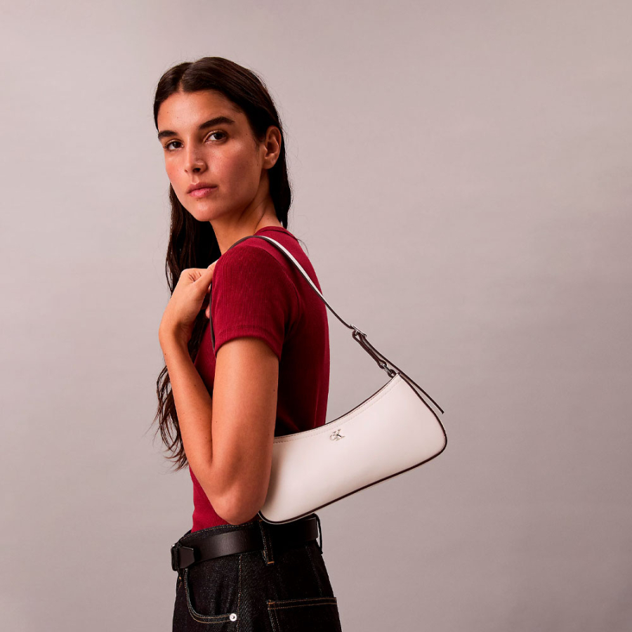 bolso-de-hombro-con-herraje-con-logo-monograma