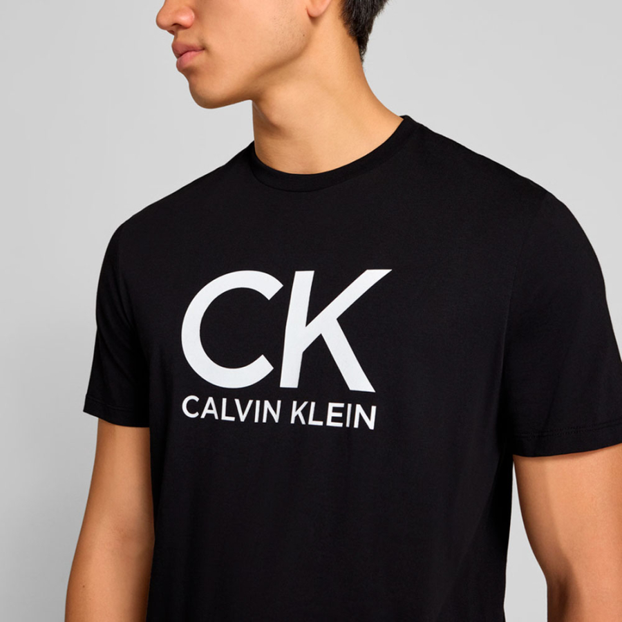camiseta-com-logotipo-grande