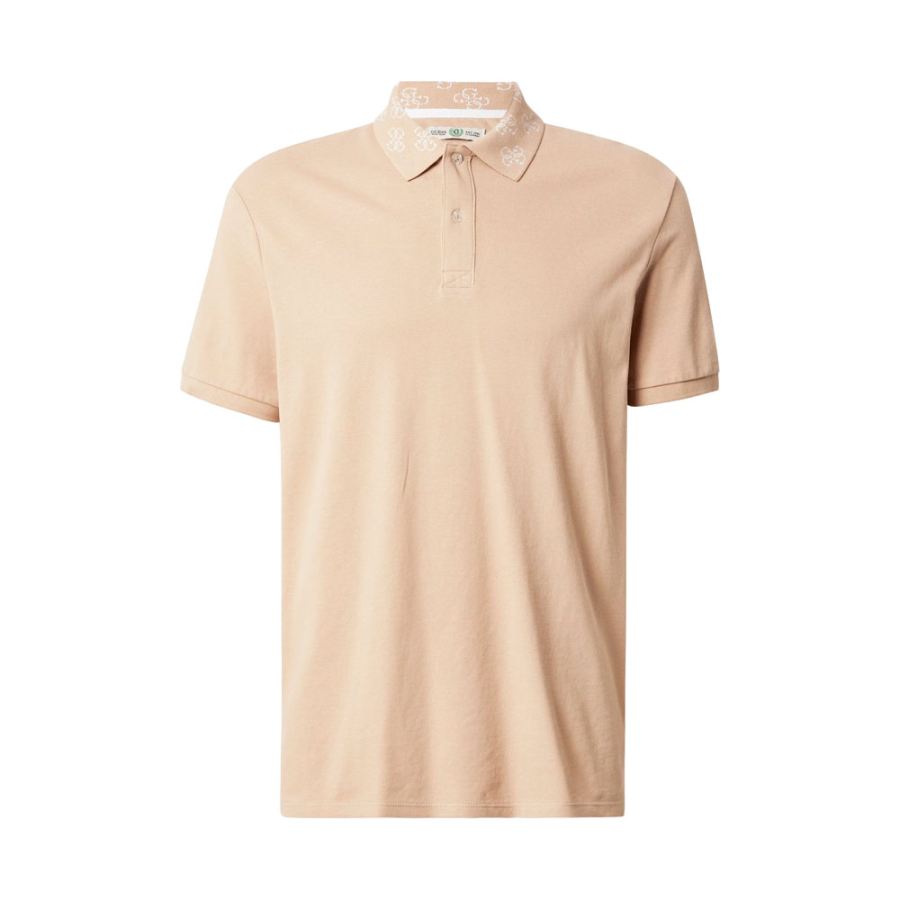 polo-con-logotipo-en-el-cuello