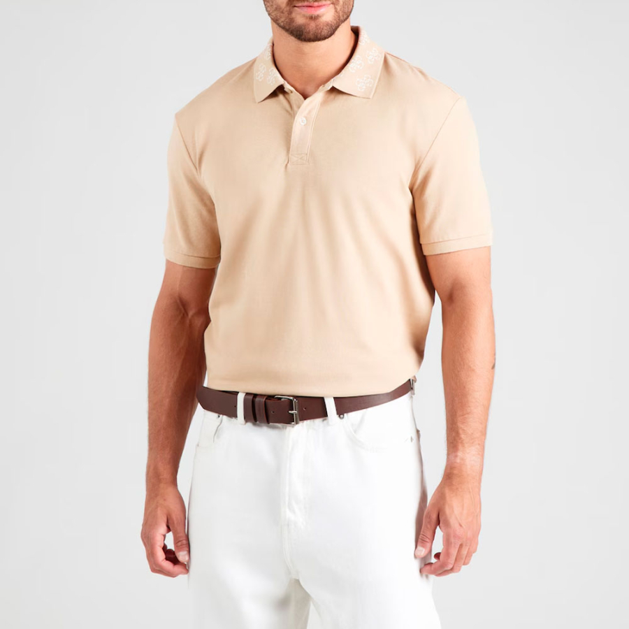 polo-con-logotipo-en-el-cuello