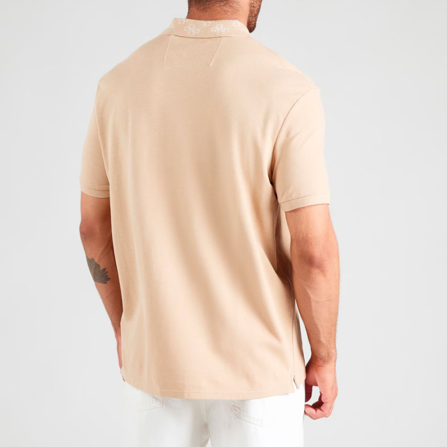 polo-con-logotipo-en-el-cuello