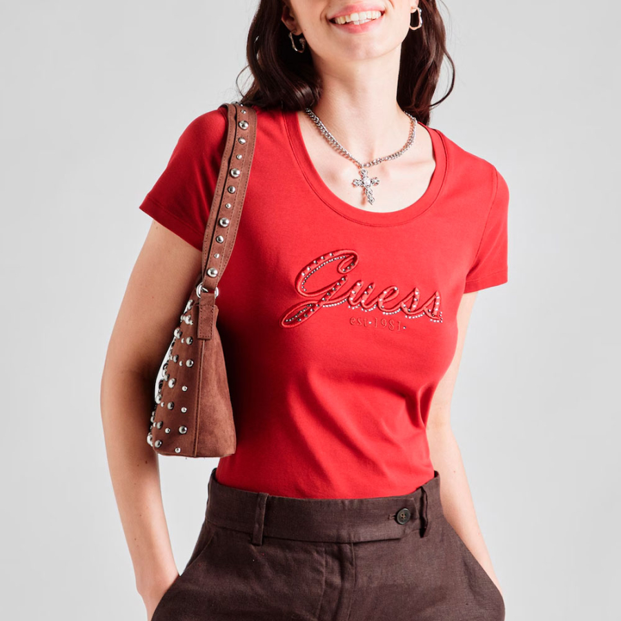 camiseta-con-logotipo-bordado