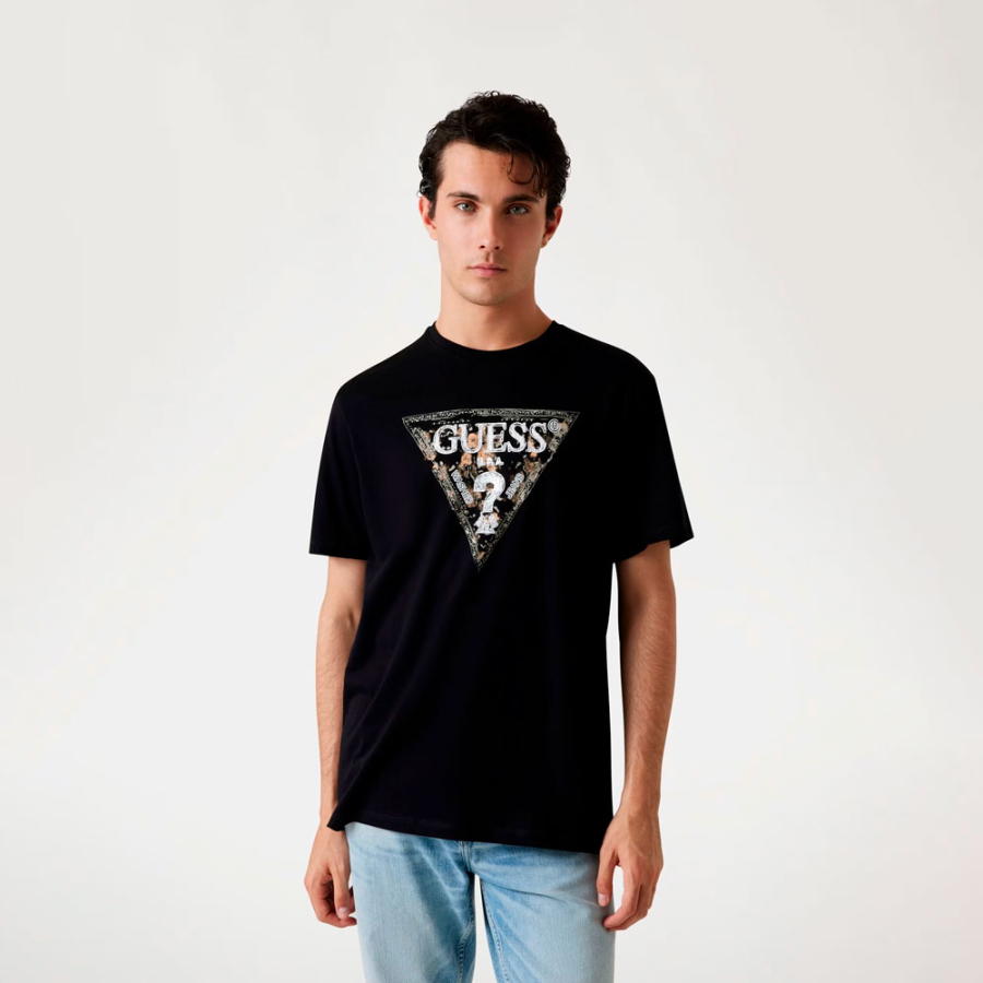 camiseta-com-logotipo-triangular