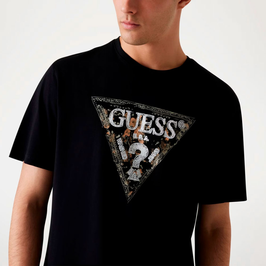 camiseta-com-logotipo-triangular