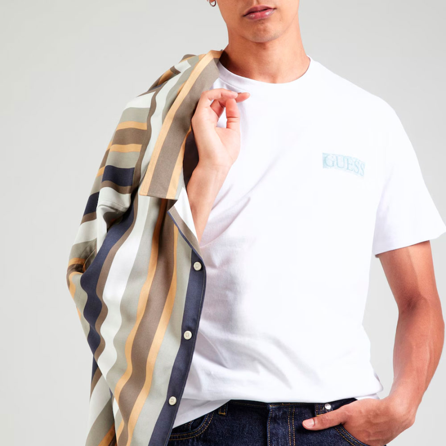 camiseta-oversized-com-logo-nas-costas