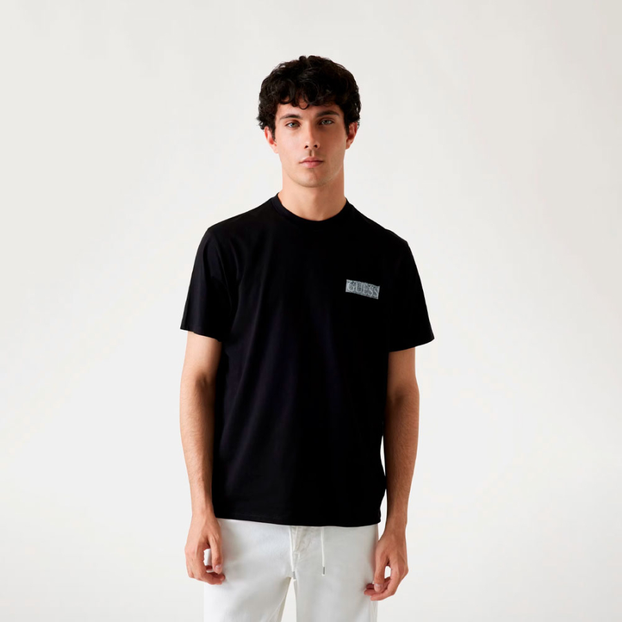 camiseta-con-logotipo-en-la-espalda-oversize