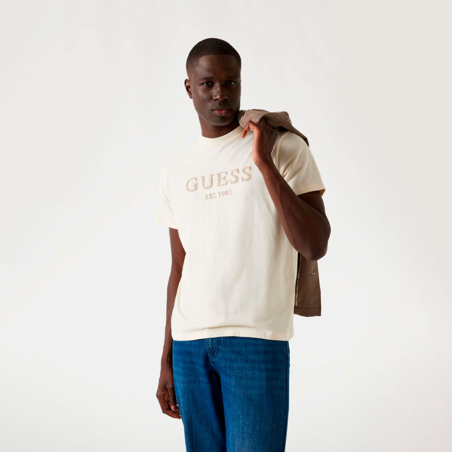 t-shirt-avec-logo-sur-le-devant t-shirt-avec-logo-sur-le-devant