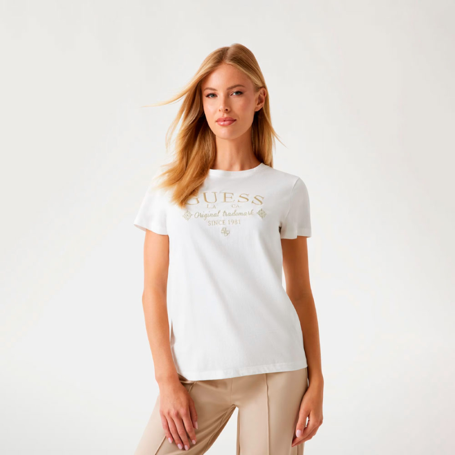 camiseta-com-logo-de-corte-regular