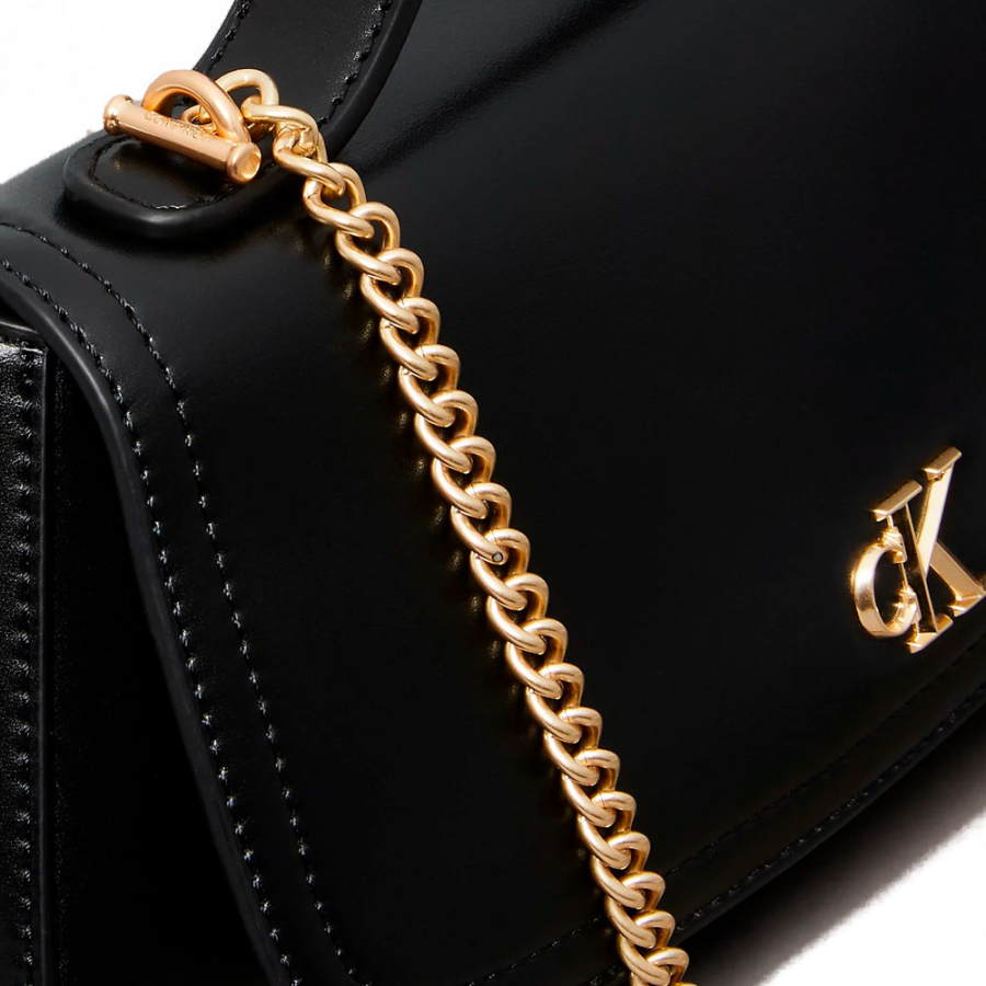 tote-bag-with-monogram-logo-hardware