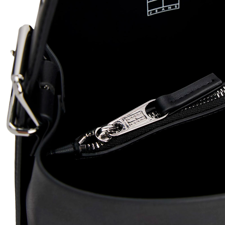 bolsa-hobo-com-emblema-do-logotipo bolsa-hobo-com-emblema-do-logotipo