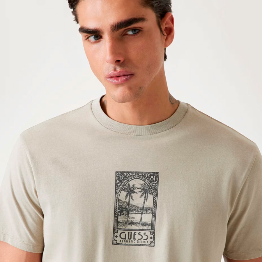 camiseta-con-aplicacion-grande-en-la-espalda