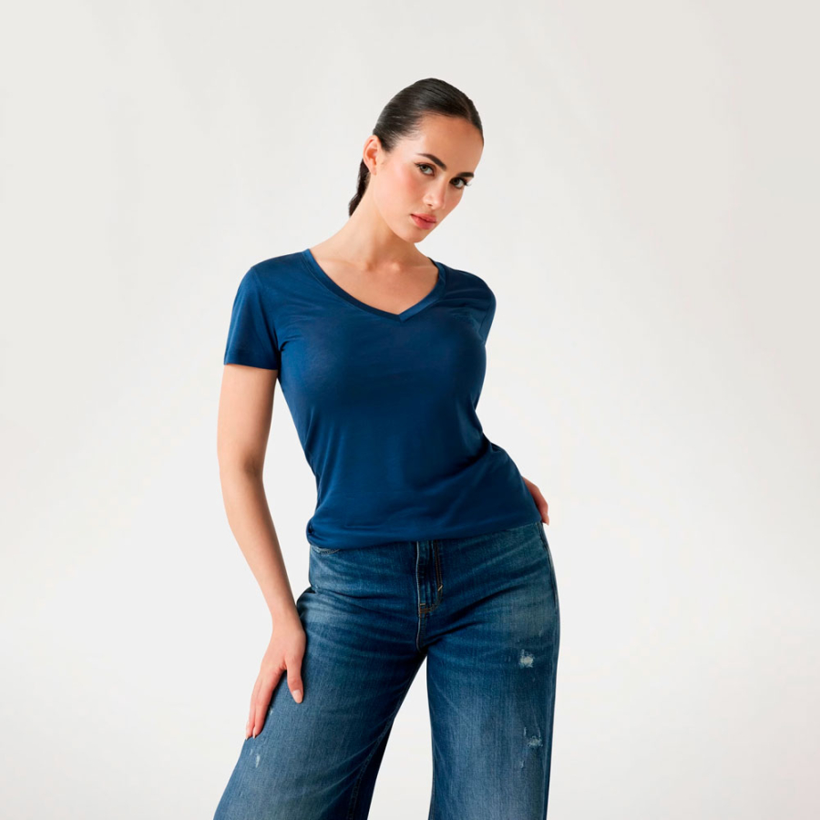camiseta-com-decote-em-v camiseta-com-decote-em-v