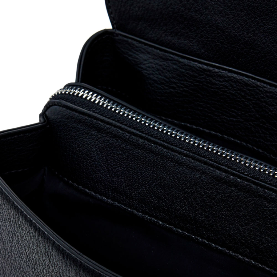 mochila-pequena-com-aba-gravada mochila-pequena-com-aba-gravada