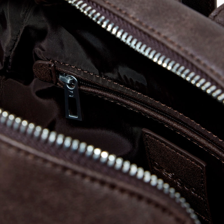 mochila-pequena-com-bolso-cravejado mochila-pequena-com-bolso-cravejado