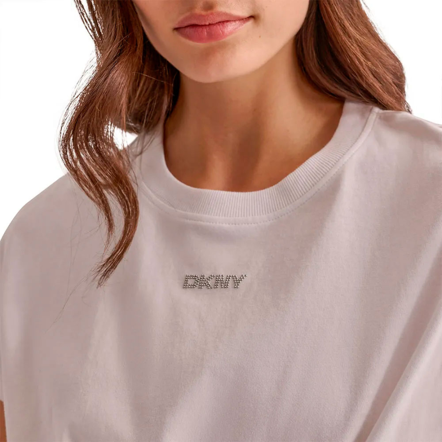 kurzarm-t-shirt-mit-knoten-vorne-und-mini-nieten-logo