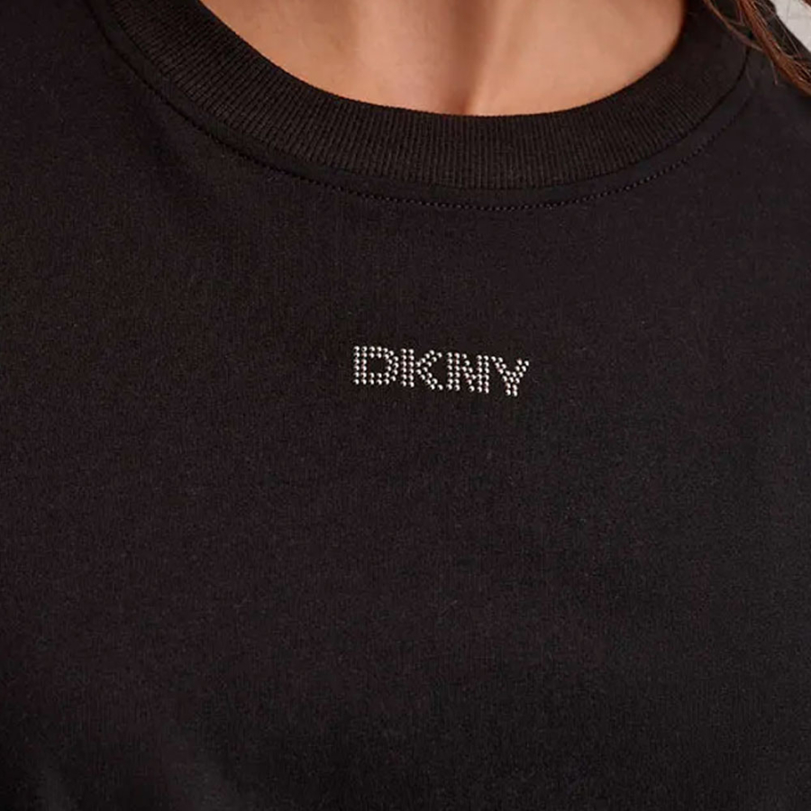 camiseta-de-manga-curta-com-no-frontal-e-mini-logo-de-tachas camiseta-de-manga-curta-com-no-frontal-e-mini-logo-de-tachas