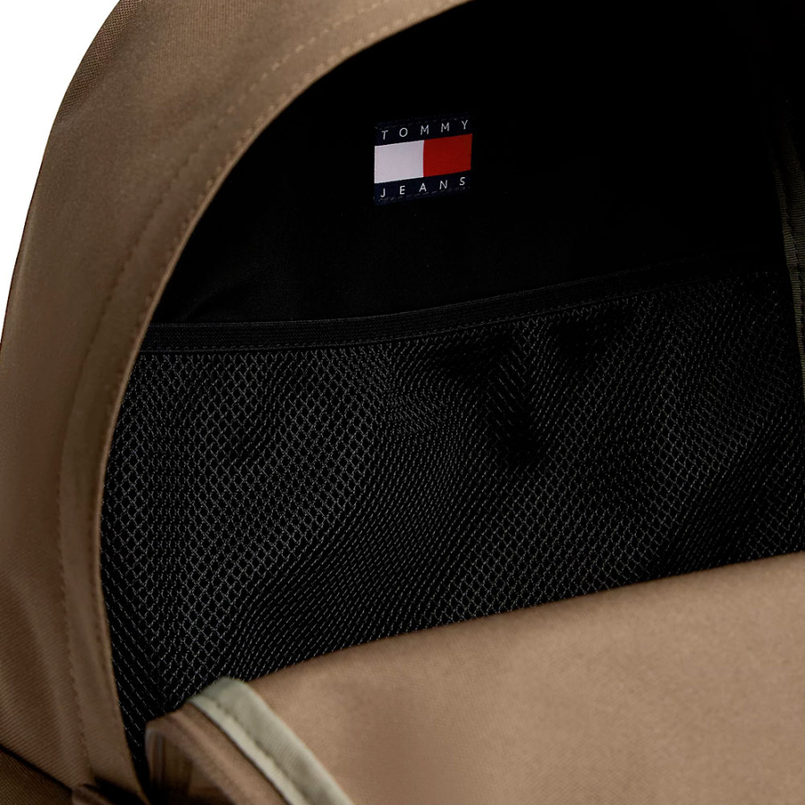mochila-essential-con-logo