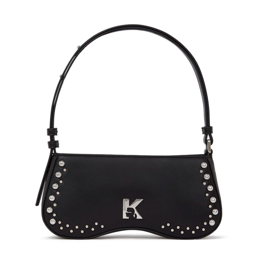 sac-a-bandouliere-cloute-avec-lunettes-de-soleil