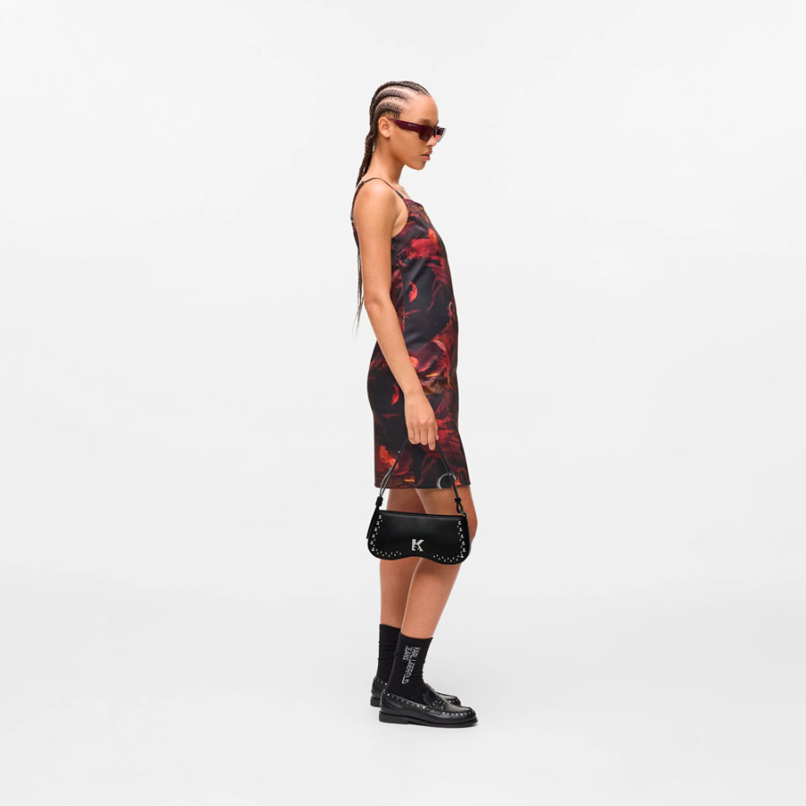 sac-a-bandouliere-cloute-avec-lunettes-de-soleil