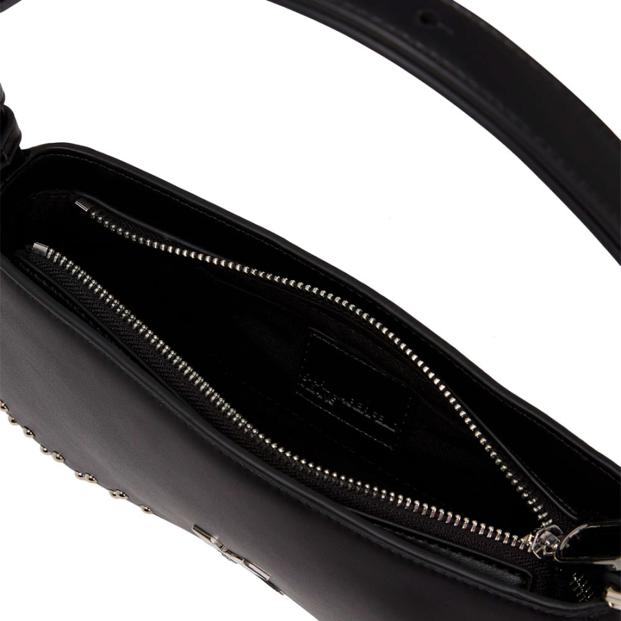 sac-a-bandouliere-cloute-avec-lunettes-de-soleil
