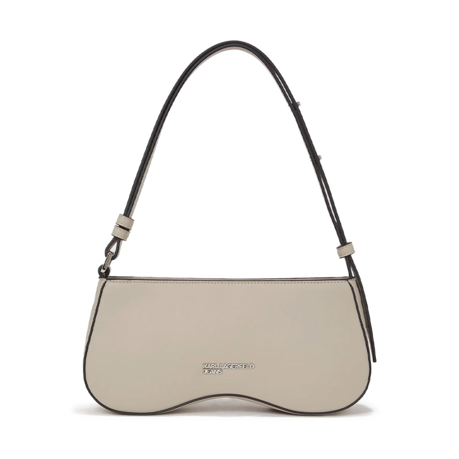 sac-a-bandouliere-cloute-avec-lunettes-de-soleil