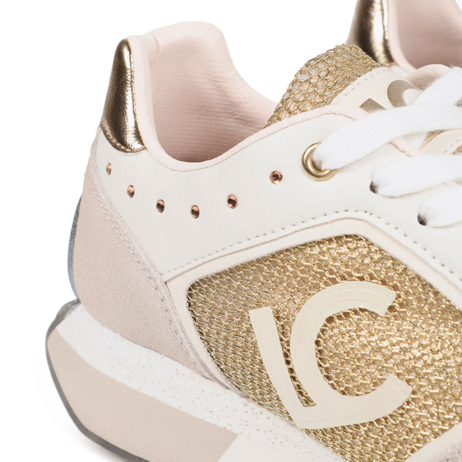 zapatillas-con-suela-personalizada-y-detalles-dorados